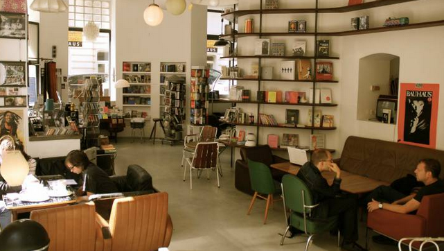 Phil, café y libros en el distrito 6