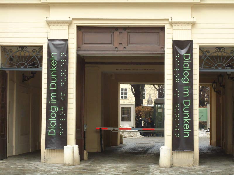 Dialog im Dunkeln, cenar en completa oscuridad